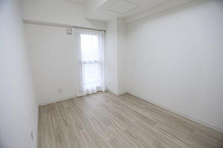 約5.2帖の広さを有する洋室でございます。
