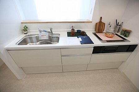 こちらはキッチンでございます。落ち着いた色合いで、汚れが目立ちにくい仕様となっております。また、IHクッキングヒーターは使い勝手の良い3口タイプです。