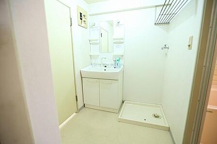 洗面化粧台の隣には洗濯機置き場を設けており、防水パンと洗濯用水栓を備えております。家事動線にも配慮された、使い勝手の良い空間です。