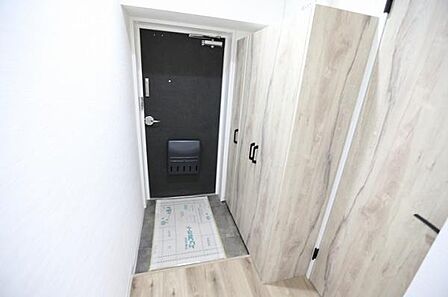 玄関には収納力のあるシューズボックスが備わっております。