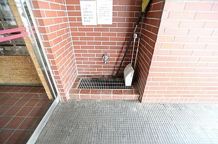 マンションのエントランスには洗い場が設けられており、汚れた靴やお荷物などを洗う際にも便利にご利用いただけます。