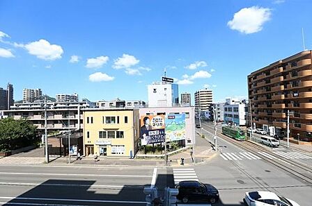 玄関横にある約6.0帖の洋室から望む、北向きの窓からの眺望でございます。窓からは周辺の街並みをご覧いただけ、室内にいながら開放感を感じられる眺めとなっております。