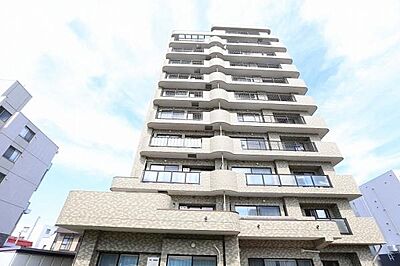 外観：7階部分・南西向きのお部屋につき、陽当たり・眺望ともに良好です。明るく開放感のある住空間で、快適にお過ごしいただけます。