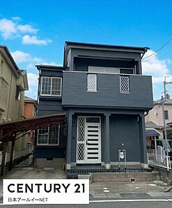 外観:落ち着いた色合いの外観が特徴的です。バルコニー付きのデザインが印象的です。駐車スペースも用意されています。玄関ドアのデザインに個性があります。周囲の住宅とも調和した外観です。 外観:落ち着いた色合いの外観が特徴的です。バルコニー付きのデザインが印象的です。駐車スペースも用意されています。玄関ドアのデザインに個性があります。周囲の住宅とも調和した外観です。