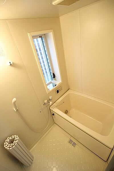画像5:浴室には嬉しい窓付き♪換気もできます！