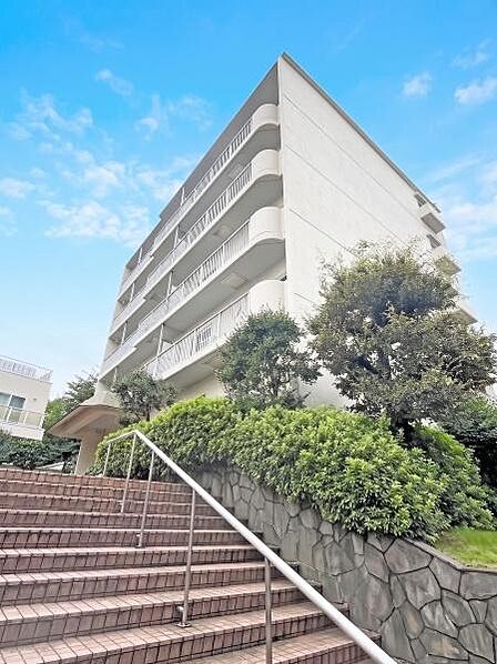 物件選びの際、環境、広さ、間取り、設備仕様、デザイン、外観の様子、気になるポイントは多々ございますが、「資産価値」という視点で見た場合、その基準は1つ、ズバリ「立地」です。