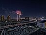 その他：現地バルコニーからの眺め。昼とはまた違う表情になる自慢の眺望です。東京湾の花火もご鑑賞いただけます。※AIにより作成したCG加工画像です。実際のイメージと異なる可能性があります。