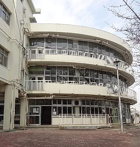横浜市立蒔田小学校まで810m