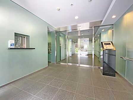 ロビーは建物の内部にありながら屋外ともいうべき「しなやかな」場所であり“外” と“内” との気持ちを切り替える特別な場所でもあります。その柔軟な空間は、いつも清潔に保たれており、管理の良さが伺えます