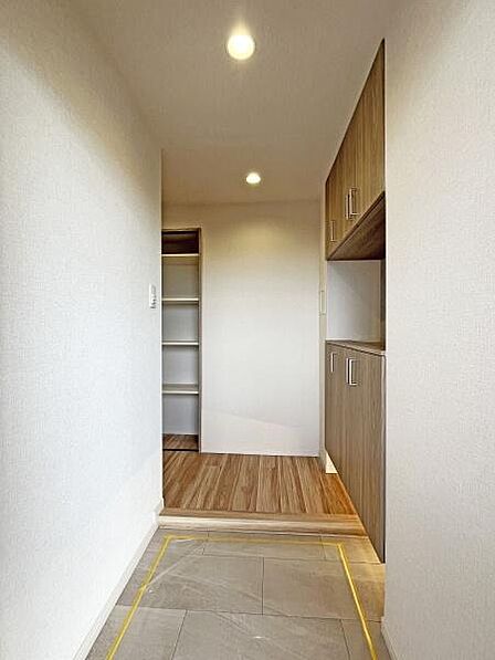 玄関は家の顔と言える空間。お出かけと帰宅の時に通過する空間だけでなく、お客様をおもてなしする一番初めのスペースです。
