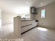 2026年4月11日撮影♪調理がはかどるシステムキッチン♪収納豊富で、シンクも作業スペースも広いのでスムーズに料理ができますね。3口コンロ、グリル付です♪