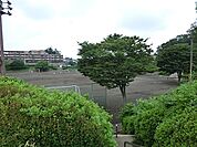 深堀中央公園まで1122m、野球やサッカーなどが有料で楽しめます。