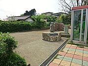 今泉りす公園まで487m、可愛いリスの石像がお出迎え。水飲み場もあります。