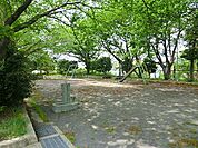 富士塚公園まで966m、ブランコ、滑り台があります。