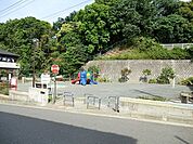 駒岡堂ノ前公園まで1085m、駒岡堂ノ前古墳に隣接する小さな公園。小さなお子様が遊ぶのにちょうどよいカラフルな滑り台や鉄棒があります。