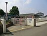 周辺：西川島保育園まで608m、園舎は平屋建てで、広い園庭と大きなプールがあります。泥んこ遊び栽培なども行います。近隣の自然豊かな公園に散歩もします。