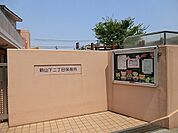 新山下二丁目保育所まで759m、子どもたちの健康な身体つくりの柱として、裸足・散歩・泥んこ遊び・全身を使ったリズム運動や手遊び等を各年齢に合わせて行う。