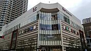 成城石井ららテラス武蔵小杉店まで603m、輸入食品や高級食品を揃えているスーパーマーケットです。週末の自分のご褒美に、家族の好きな食材でワンランク上の食卓を。