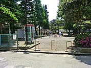 下沼部公園まで802m、南武線の電車がよく見える公園です。本物の電車の座席のように座ることができる南武線車両の形のベンチも設置されています。