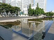 グランモール公園まで198m、パブリックアートや水・緑・光による空間づくりを施した広大なオープンスペースです。
