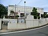 周辺：汲沢保育園まで497m、街路地は桜並木が続く自然に恵まれた環境にあります。子どもたちの笑顔がはじける地域に根差した保育園です。