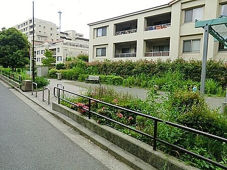 獅子ケ谷1丁目公園まで418m、鶴見区にある住宅街の十分な広さの公園です。