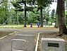 周辺：千草台公園まで353m、谷本小学校に隣接しており、千草台公園プールがあります。ベンチ、トイレ、健康遊具、ブランコ、鉄棒があります。
