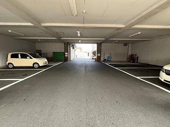 敷地内駐車場で...