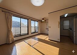 土浦市上高津新町 4SLDKのリビング/ダイニング