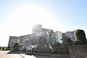 守谷市立御所ケ丘中学校まで1600m、お子さまが成長しても暮らせます。