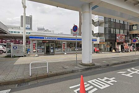 ローソン土浦駅東口店まで140m、24時間営業で日々の生活に便利なコンビニ。
