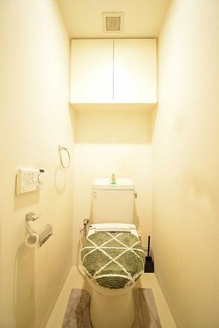 清潔感のあるトイレ。収納スペースも完備しており、すっきりとした空間が保てます。
