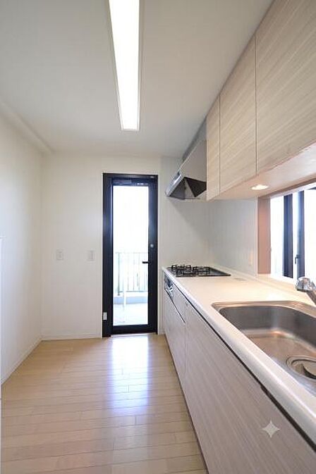 明るく清潔感のあるキッチン。マンションでは珍しい、キッチンからバルコニーへ直接出られる勝手口付きで、ゴミ出しや換気、家事動線もスムーズです。※CG加工済み