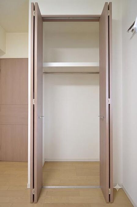 衣類をすっきり整理できる6帖洋室のクローゼット。ハンガーパイプと枕棚付きで、普段使いの洋服から季節物、小物類まで効率よく収納でき、お部屋を広々と保てます。※CG加工済み
