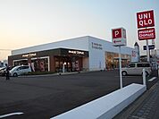 ユニクロ国体道路店まで854m