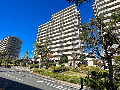 外観：時間のゆとりと空間、爽やかな陽光がもたらす光と風を贅沢なまでに感じる暮らしが始まります。