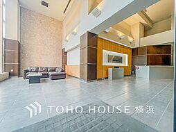 外と内をつなぐエントランスロビーは、格調ある雰囲気を漂わせた上質な空間。