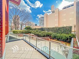 植栽の位置や開放的なエクステリアも含めて美しくトータルにデザインされております。