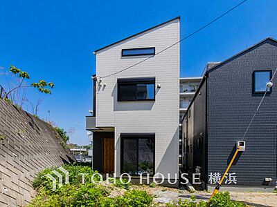 外観:爽やかな青空の下に贅沢なほどに降り注ぐ陽光、豊かな居住性と、クオリティが見事に調和した住空間。 外観:爽やかな青空の下に贅沢なほどに降り注ぐ陽光、豊かな居住性と、クオリティが見事に調和した住空間。