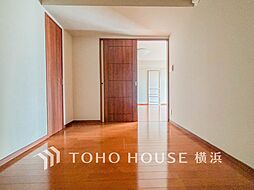 心地よい光と風があふれています。プライベートな自分時間を快適に過ごせるお部屋。