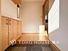 室内：上質感漂う玄関と廊下。居住者の帰り、訪れる方を優しく迎えてくれます。