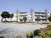 横浜市立本牧中学校　1000m　徒歩12分。部活などで帰りが遅くなっても安心の距離感です。 