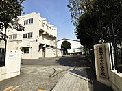 横浜市立中村小学校　600m　徒歩8分。小学校が近いのは子育てファミリーにもおすすめのポイント。 