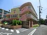 周辺：戸塚愛児園　1100m　園舎の裏手には柏尾川が流れ、散歩やマラソンをしたり、自然を身近に感じながら活動しています。 