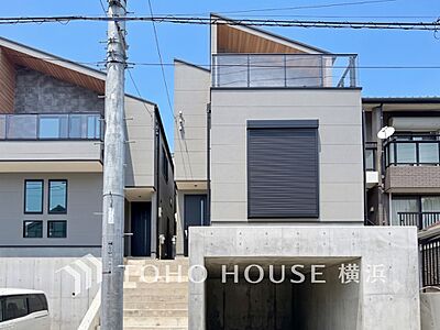 外観：爽やかな青空の下に贅沢なほどに降り注ぐ陽光、豊かな居住性と、クオリティが見事に調和した住空間。