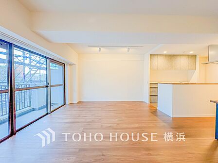 忙しい朝でも、しっかり家族が揃って食事をして頂けるゆとりある大きさのダイニングスペース。