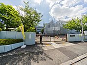 横浜市立荏田西小学校　700m　徒歩9分。小学校が近いのは子育てファミリーにもおすすめのポイント。 