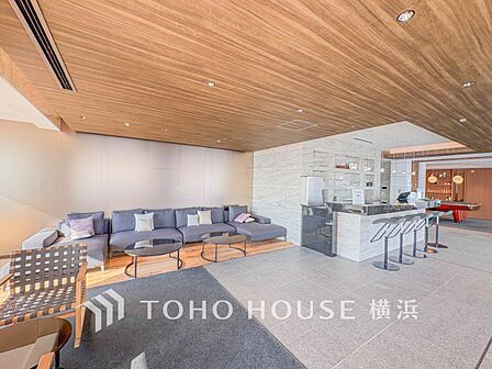 スタイリッシュなデザインに彩られたラウンジ。訪れたお客様をお迎えする時も優雅さを添えてくれます。