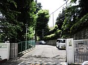 横浜市立元街小学校　1000m　徒歩15分。小学校が近いのは子育てファミリーにもおすすめのポイントです。 