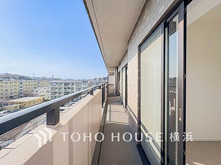 太陽の恵みをたっぷりと受けて、洗濯物も気持ちよく干せそうです。